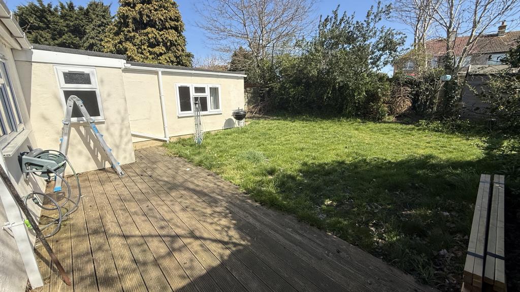 Lot: 127 - VACANT SEMI-DETACHED HOUSE AND ANNEXE - External view of garden from back door of property